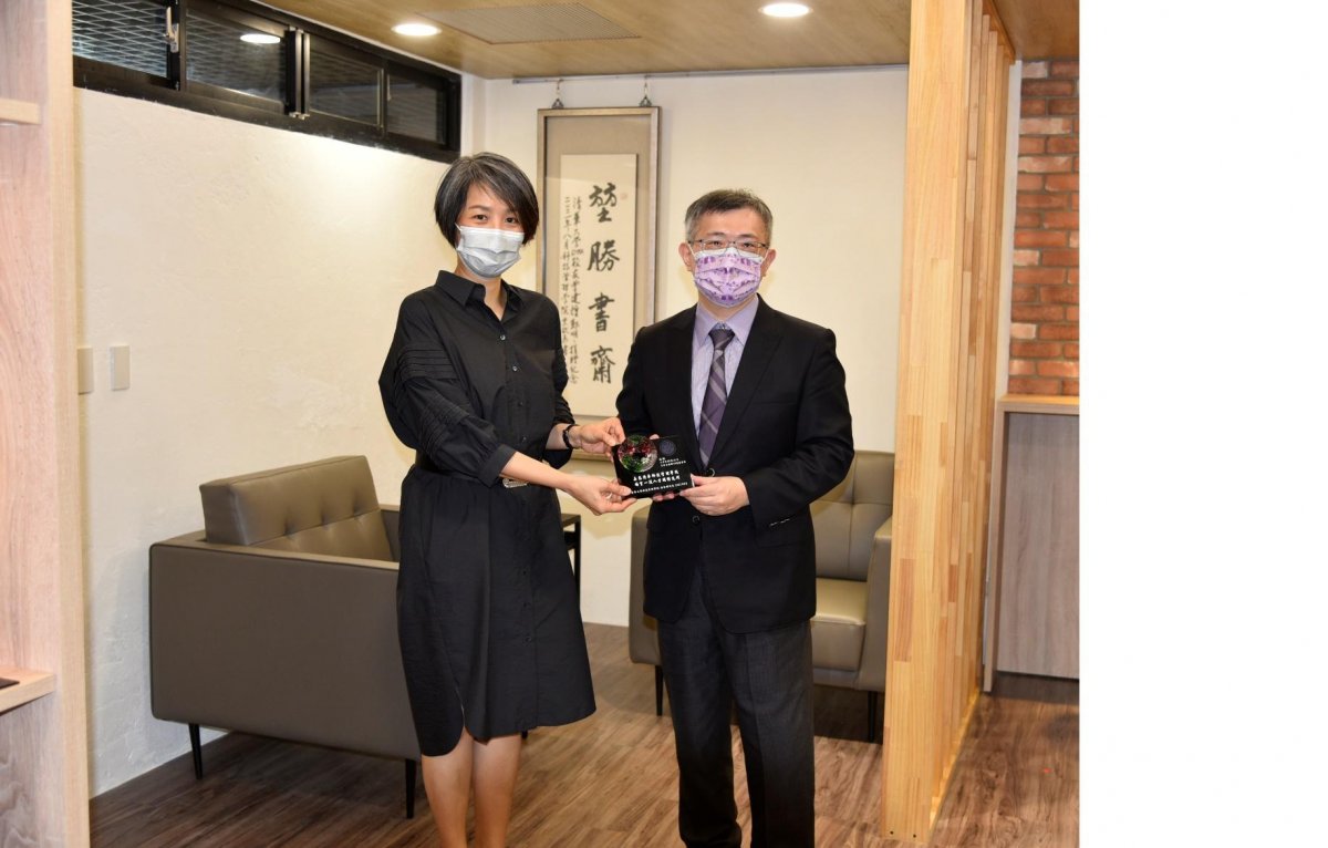 科管院林哲群院長致贈紀念琉璃
